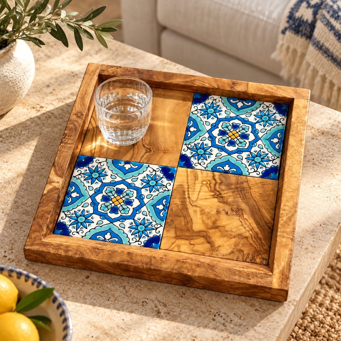 Plateau en bois et carreaux bleus, au soleil